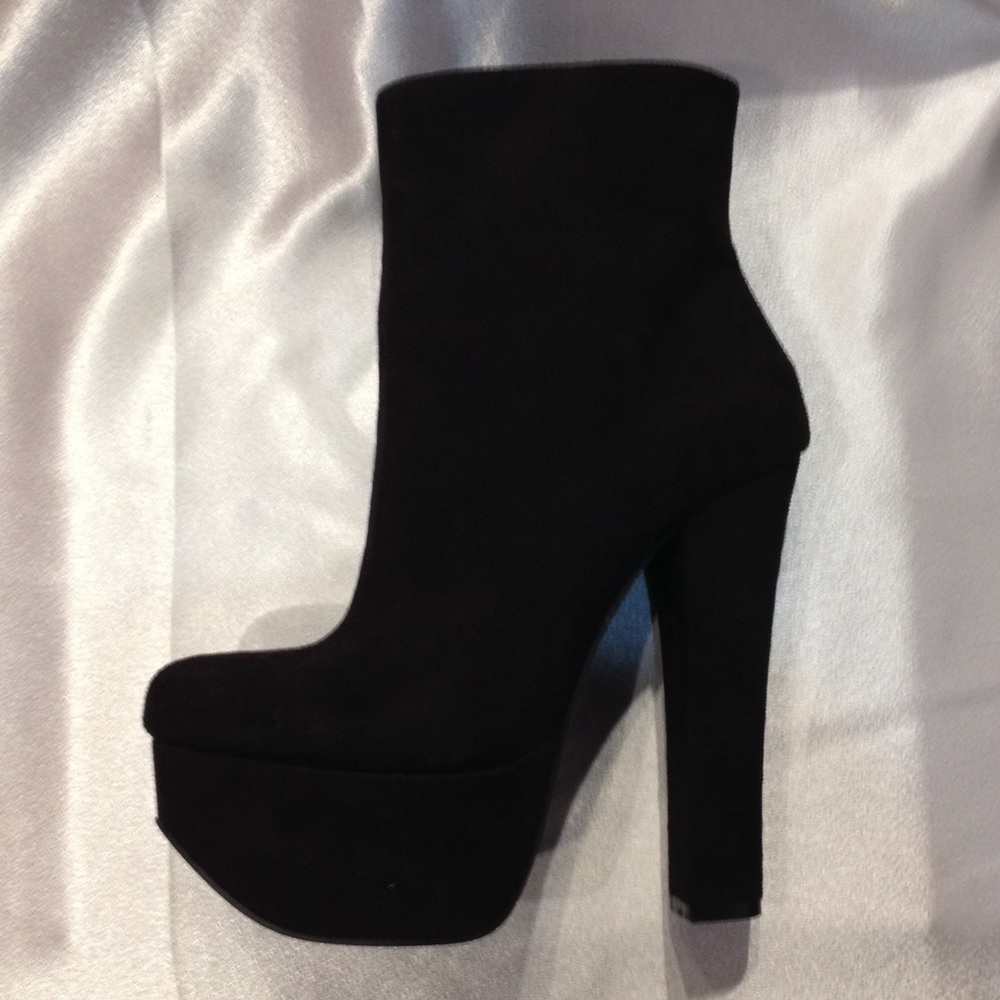 😍 Luichiny suede platform bootie 😍